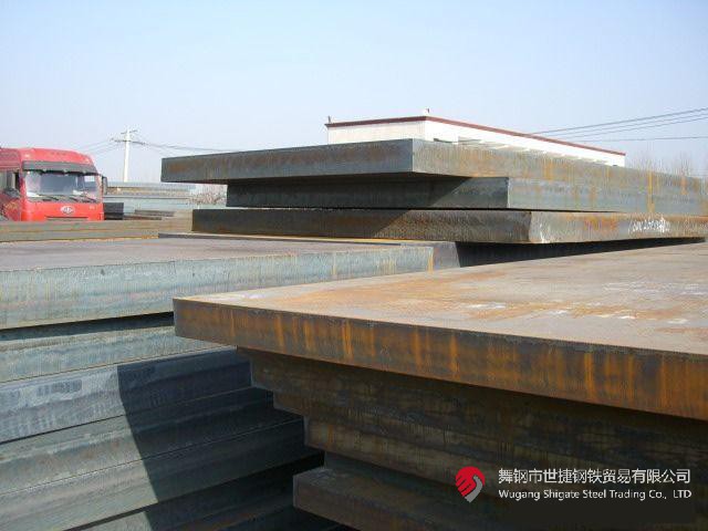 “這是我們研發(fā)的又一個(gè)國(guó)內(nèi)首發(fā)產(chǎn)品——174mm的高端特厚鉻鉬鋼板，一共11塊，將替代進(jìn)口，獨(dú)家應(yīng)用于江蘇某重點(diǎn)技改項(xiàng)目核心裝置——氨合成反應(yīng)器的制造！”9月5日，在河鋼集團(tuán)舞鋼公司產(chǎn)線上，看著一批鋼板即將裝車發(fā)往客戶，科技部研發(fā)人員李某某一臉自豪。  該產(chǎn)品的各項(xiàng)要求在此類鋼板中堪稱“史上最嚴(yán)”。由于該項(xiàng)目中的氨合成反應(yīng)器需要在高溫、高壓及氫腐蝕等極端條件下使用，對(duì)所需鋼鐵材料有著極為嚴(yán)苛的要求，對(duì)該類鋼板的生產(chǎn)研發(fā)來說堪稱“史上最嚴(yán)”。舞鋼公司在客戶項(xiàng)目設(shè)計(jì)的前期，就積極充分發(fā)揮技術(shù)優(yōu)勢(shì)，結(jié)合針對(duì)該項(xiàng)目所量身打造的科研攻關(guān)團(tuán)隊(duì)，與用戶深入對(duì)接，為其設(shè)計(jì)滿足該項(xiàng)目個(gè)性化需求的高端特厚鋼板。在研發(fā)過程中，針對(duì)鋼板的模擬焊后熱處理工藝溫度及檢驗(yàn)技術(shù)難度在該厚度范圍為行業(yè)最嚴(yán)、居國(guó)際領(lǐng)先水平的客觀實(shí)際，舞鋼公司加大技術(shù)創(chuàng)新力度，創(chuàng)新設(shè)計(jì)軋制、熱處理工藝，一舉攻克了高溫長(zhǎng)時(shí)模擬焊后特厚鋼板全厚度界面低溫沖擊功參數(shù)較差的行業(yè)共性技術(shù)難題，并全流程嚴(yán)格把控工藝技術(shù)質(zhì)量管理，最終打造出探傷合格率和性能合格率均為100%且極具舞鋼特色的高端特厚鉻鉬鋼板，產(chǎn)品各項(xiàng)技術(shù)指標(biāo)處于國(guó)際領(lǐng)先水平，贏得了客戶稱贊。