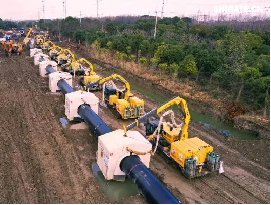 1月1日，國務院國資委新聞中心發(fā)布2024年度央企十大“超級工程”和央企十大“國之重器”，河鋼集團舞鋼公司參與研制的我國首個工業(yè)用途核能供汽項目“和氣一號”和中俄東線天然氣管道工程、中國南極秦嶺站，我國自主設計建造的首艘大洋鉆探船“夢想”號、亞洲首艘圓筒型海上油氣加工廠“海葵一號”、我國自主研制的更大直徑盾構機“江海號”分別入選。  2024年以來，舞鋼公司深入落實“1127”工作規(guī)劃，堅持“以客戶需求為導向”，大力推進技術營銷，奮力拓展市場；強化科技創(chuàng)新驅動，以填補國內市場空白為目標，研發(fā)更多具有舞鋼特色的新產品，助力國家“超級工程”建設和“大國重器”制造。