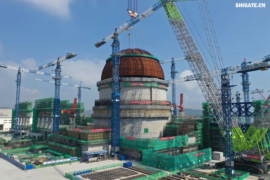 近日，“華龍一號”批量化建設(shè)項(xiàng)目——漳州核電項(xiàng)目2號機(jī)組熱態(tài)性能試驗(yàn)順利完成。河鋼集團(tuán)舞鋼公司生產(chǎn)的高端核電鋼板批量應(yīng)用在漳州核電項(xiàng)目1~4號機(jī)組的穩(wěn)壓器、蒸汽發(fā)生器、人員閘門、設(shè)備閘門、硼注箱等核島級關(guān)鍵設(shè)備制造。  舞鋼公司堅定特鋼思路，依托自身深厚的技術(shù)積淀，不斷開發(fā)更多滿足市場需求的高端核電鋼。針對漳州核電項(xiàng)目用鋼特點(diǎn)，舞鋼公司組建專項(xiàng)技術(shù)團(tuán)隊，進(jìn)一步完善核電鋼板質(zhì)量保證體系，優(yōu)化冶煉、軋制與熱處理工藝，確保了生產(chǎn)出的高端核電用鋼板性能穩(wěn)定，滿足了客戶需求，成功實(shí)現(xiàn)批量應(yīng)用，為“華龍一號”核電項(xiàng)目建設(shè)提供了重要的材料保障，助力我國核電產(chǎn)業(yè)發(fā)展。     b5c22239-6b29-4959-9963-b9c789c943c8.jpg     漳州核電項(xiàng)目是我國自主三代核電技術(shù)“華龍一號”批量化建設(shè)的始發(fā)地，也是全球最大的“華龍一號”核電基地，規(guī)劃建設(shè)6臺“華龍一號”核電機(jī)組，總裝機(jī)容量720萬千瓦，全部投產(chǎn)后年發(fā)電量超600億千瓦時。  從秦山核電站到漳州核電項(xiàng)目，從常規(guī)島到核島，舞鋼公司生產(chǎn)的核電鋼板深度參與了我國眾多核電項(xiàng)目建設(shè)。隨著“華龍一號”批量化建設(shè)的快速推進(jìn)，舞鋼公司將繼續(xù)以“科技創(chuàng)新和技術(shù)營銷”為兩大引擎，助推“雙碳”目標(biāo)實(shí)現(xiàn)，促進(jìn)全球清潔能源發(fā)展貢獻(xiàn)“中國方案”。